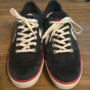 Women’s Size 8 suede like shoes. Retro look and in excellent used condition